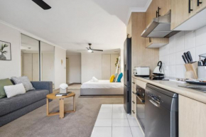Cozy Retreat with Balcony in Crows Nest, Sydney